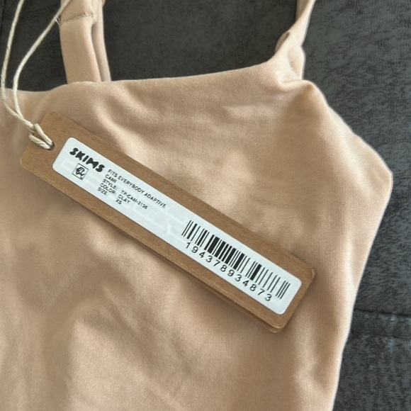 Skims Fits Everybody Adaptive Cami - Picture 8 of 9